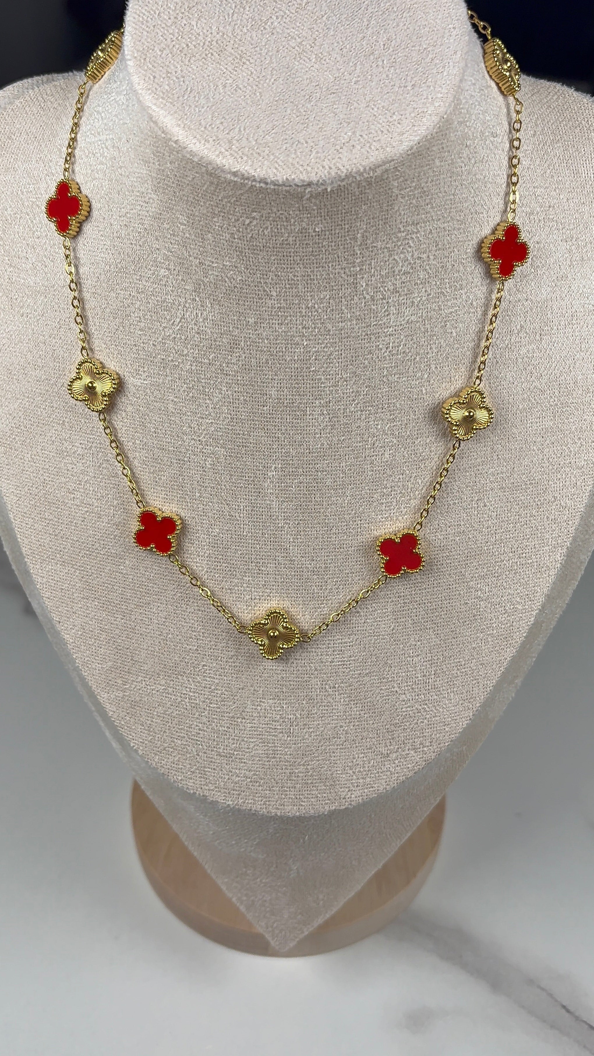 Collier trèfle rouge