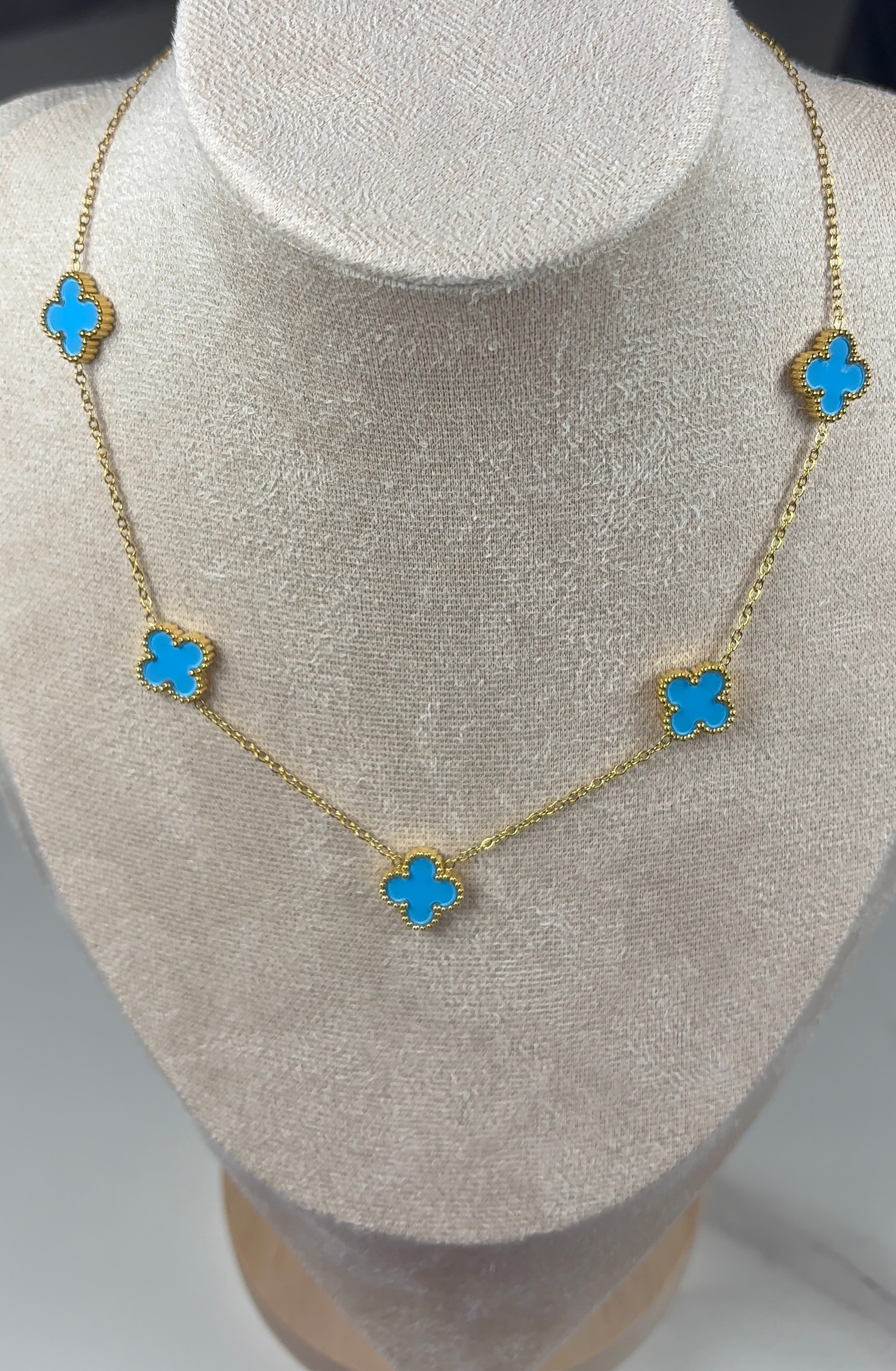 Collier bleu