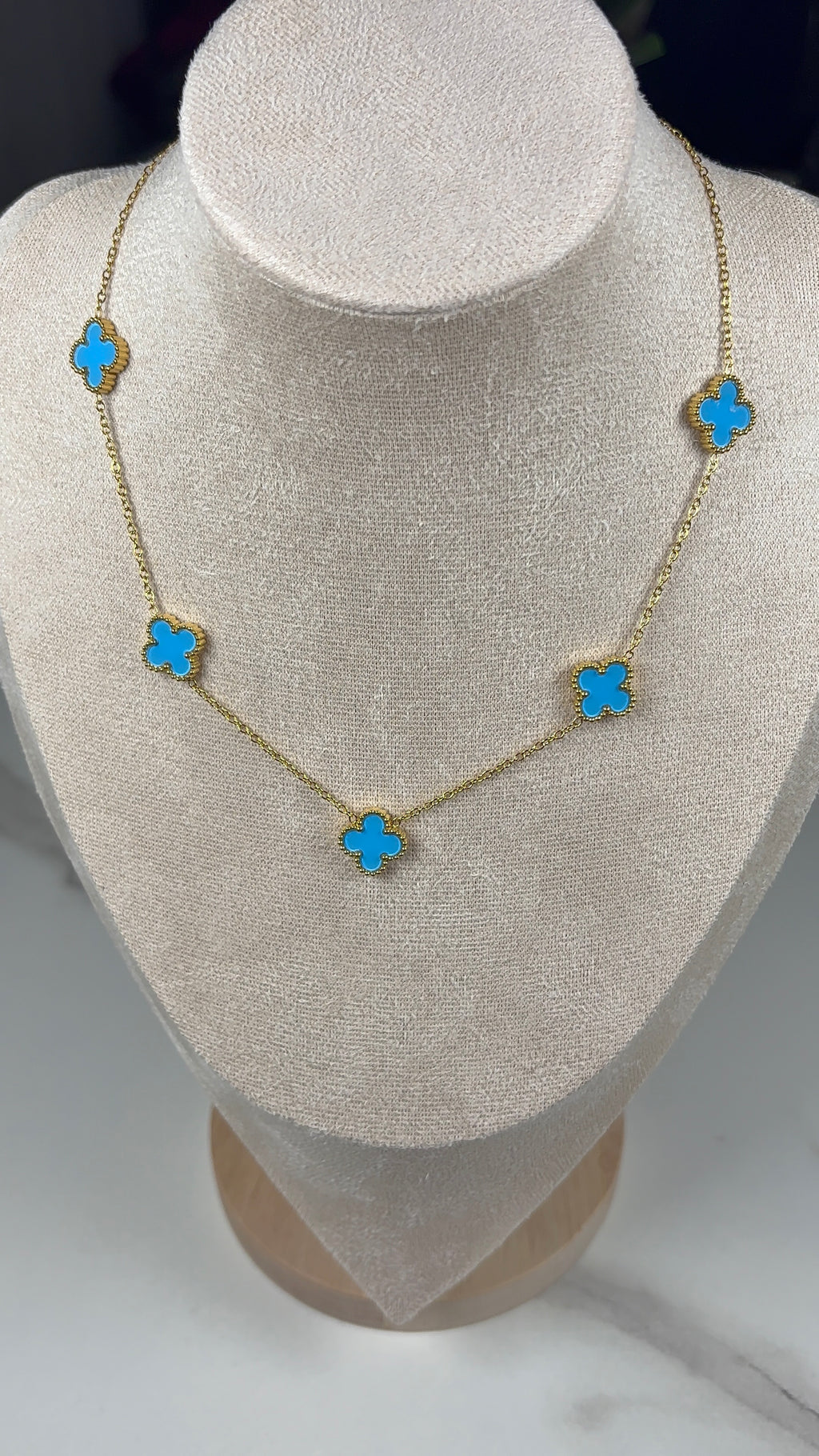 Collier bleu
