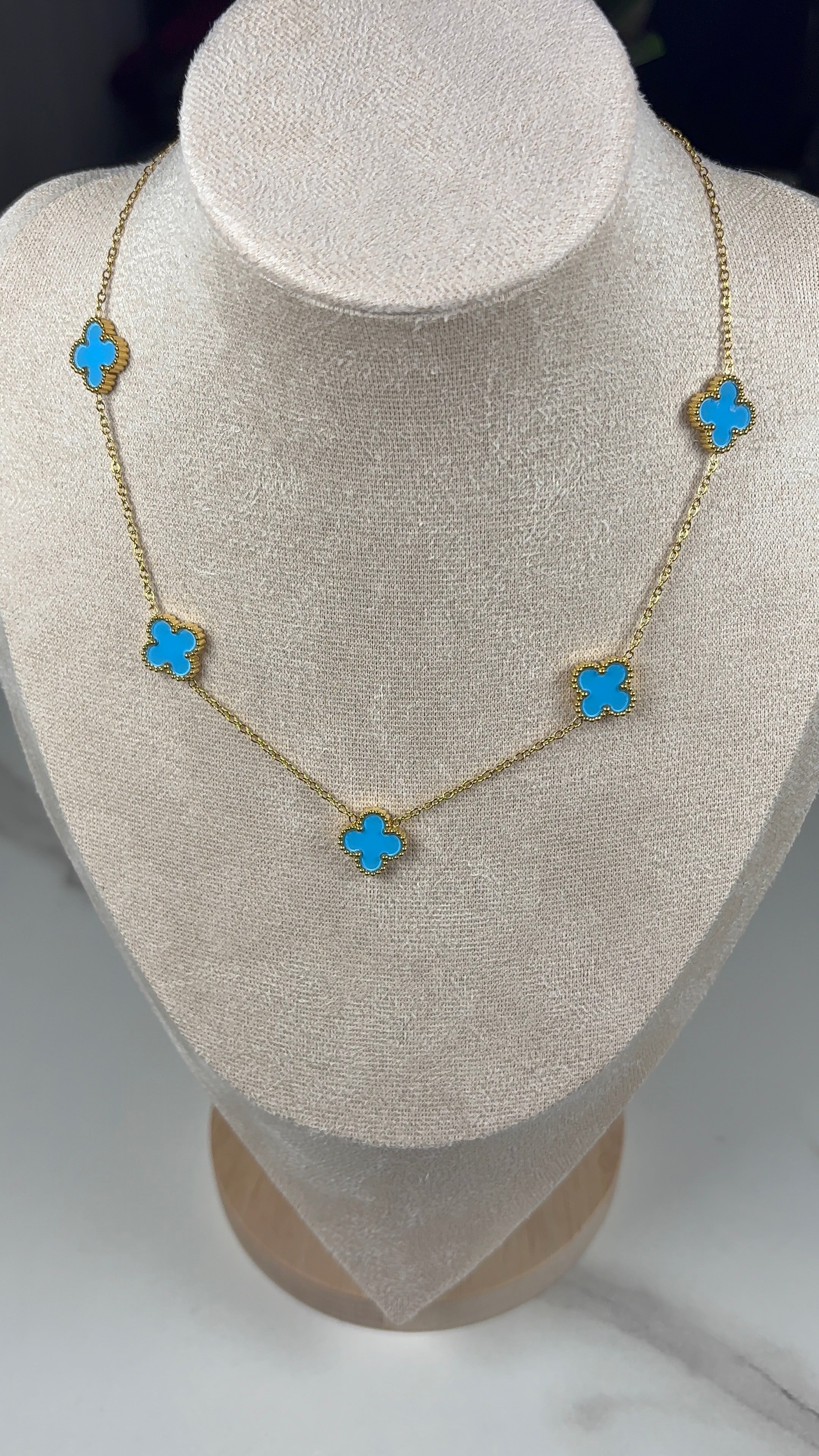 Collier bleu